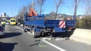 Mor l'acompanyant d'un vehicle que ha topat contra un camió a la C-58