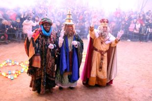 Girona rep els Reis d'Orient amb música, focs artificials i milers de nens als carrers