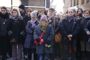 Més de 200 persones guarden cinc minuts de silenci pel crim de la dona a mans de la filla a Banyoles