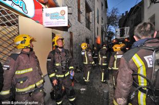 Un incendi calcina l'àtic d'un immoble de Puigcerdà i obliga a desallotjar l'edifici