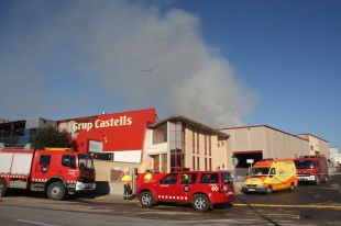 Els Bombers continuen treballant en l'incendi del polígon de Riudellots de la Selva