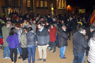 Centenars de persones es concentren a Verges i Celrà en protesta per les detencions dels seus alcaldes