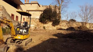 Comença la reforma del patí del convent de Santa Clara de Castelló d'Empúries