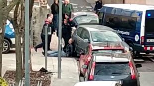 Fuig d'un control, envesteix quatre cotxes i inicia una persecució pel centre de Cassà de la Selva
