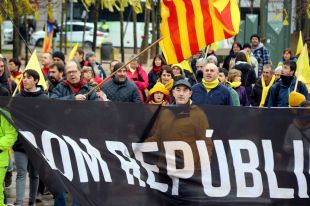 Un miler de persones surten en suport als detinguts el 16-D i als presos polítics a Girona