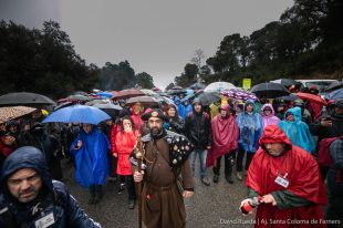 Més de 1.000 persones acompanyen el Pare Pelegrí de Tossa a Santa Coloma
