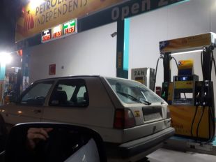 Un espanyolista bloqueja amb el cotxe un sortidor de Petrolis Independents a Torroella