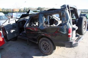 Mor un noi de 23 anys en xocar amb el cotxe contra un pal elèctric a Sant Jordi Desvalls