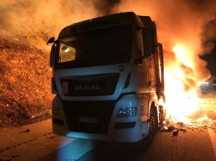 Crema un camió carregat de tapes de clavegueram a l'AP-7 a Bàscara
