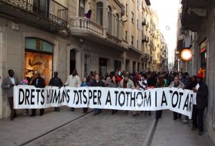Un centenar de persones es manifesten a Girona a favor dels Drets Humans