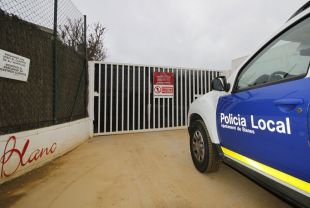 El càmping Blanc de Blanes impedeix l'entrada a la Policia per tancar la part il·legal