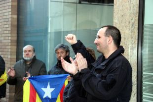 Arxivada la causa contra l'exregidor de la CUP de Santa Coloma per ultratge a la bandera espanyola