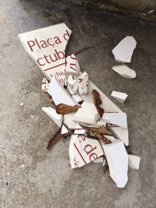 Trenquen les plaques de la plaça U d'Octubre de Girona