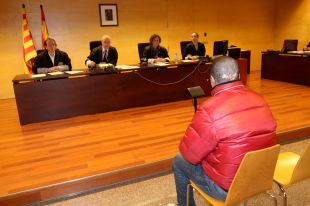 2 anys i 10 mesos de presó per clavar una ganivetada a qui el va ajudar quan l'estaven apallissant