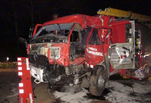 Topen dos camions de Bombers i quatre dels ocupants resulten ferits