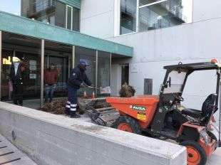 Els CDR tornen a escampar fems i escombraries a les portes dels jutjats