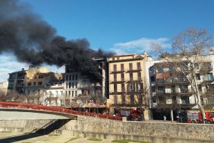 Un incendi afecta un edifici en obres al carrer del Carme de Girona