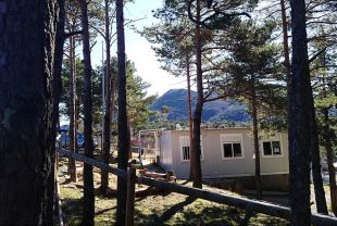 L'escola rural de Lliurona reclama un nou edifici després de 27 anys en mòduls prefabricats