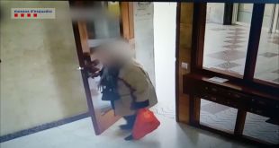 Detingut per robar amb violència una dona de 97 anys al portal de casa seva a Girona