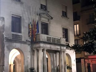 Arrenquen la pancarta en favor dels presos polítics a l'Ajuntament de Figueres