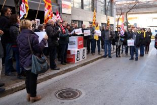 Concentracions davant les seus d'UGT i CCOO a Girona per exigir un judici per l'1-O just