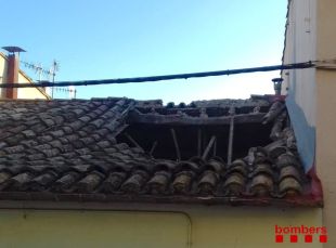 Un ferit en esfondrar-se part de la teulada d'una casa a Tortellà