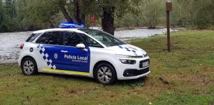 Detingut un lladre per rebentar el vidre d'una botiga amb una tapa de claveguera a Salt