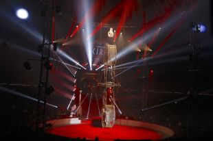 Un artista del Festival de Circ de Girona cau en plena actuació
