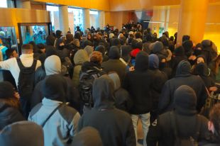 Mig centenar de persones ocupen la seu de Caixabank a Girona durant vint minuts
