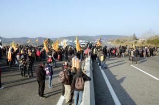Més de mig miler de persones i uns trenta tractors convocats pel CDR tallen l'AP-7 i l'N-II a Medinyà