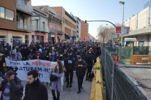 Uns 300 manifestants bloquegen l'entrada principal de Girona i tanquen comerços