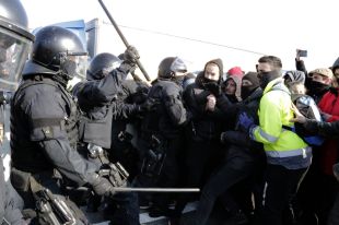 Els Mossos carreguen per desallotjar els manifestants a l'AP-7 a Medinyà 