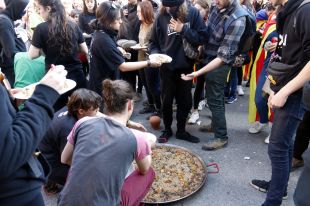 Unes cent persones fan un dinar popular davant de la Subdelegació del govern a Girona