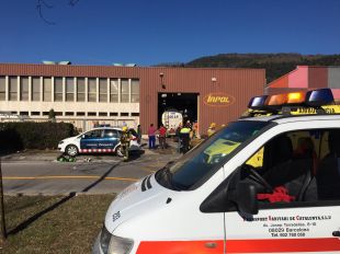 Un ferit molt greu per una deflagració en un camió de matèries perilloses a Olot