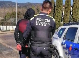 Detingut en circular contra direcció per Hostalric i voler envestir un cotxe de la Policia Local