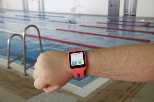 La piscina de Ripoll instal·la el sistema per prevenir ofegaments pioner a l'Estat 