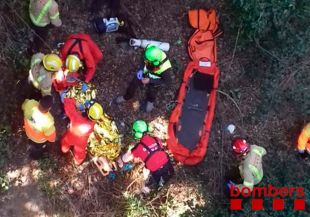 Un ciclista ferit en caure per un pont de vuit metres a Tossa de Mar