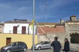 Arrenquen llaços grocs i el cartell de l'AMI de la Bisbal després del judici per treure estelades