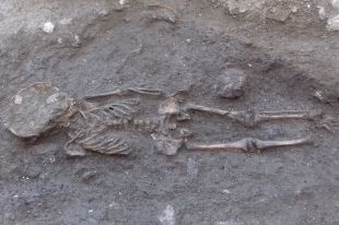 Troben un esquelet d'un nen de l'època medieval en unes excavacions de Romanyà