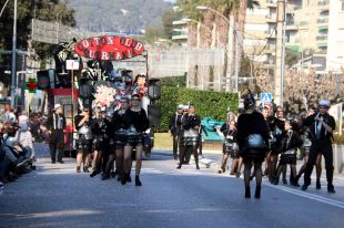 Platja d'Aro s'omple de festa, música i color per celebrar el Carnestoltes amb una rua multitudinària