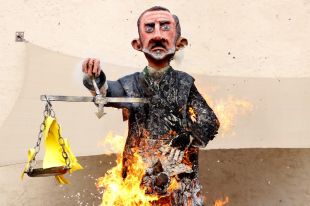 El carnaval de Ribes de Freser acaba amb una falla de Felip VI cremada
