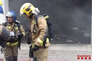 Un ferit greu amb cremades a la cara per un incendi al garatge d'una casa a Girona