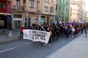 Un piquet feminista intenta que tanquin els comerços durant la vaga del 8-M a Girona