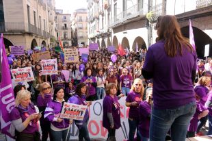 Més de 1.500 persones tenyeixen de lila el centre de Girona aquest 8-M