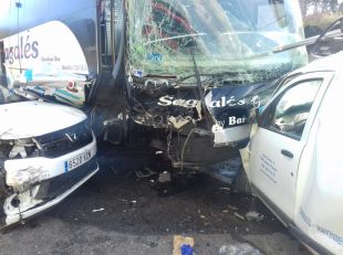 Cinc ferits en el xoc entre un autocar i tres cotxes a la C-63 a Vidreres
