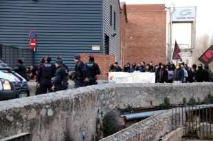 Uns 300 antifeixistes protesten davant l'acte de Vox a Salt
