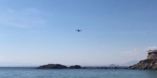 Una avioneta fa acrobàcies sobre la cala Almadrava de Roses i posa en alerta els banyistes