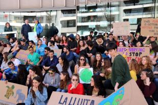 Més de 200 estudiants gironins es concentren per demanar polítiques mediambientals actives