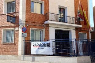 Enganxen una pancarta a la seu de la policia espanyola a Girona