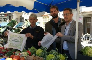 Comença la substitució de bosses de plàstic per unes de compostables al mercat d'Olot